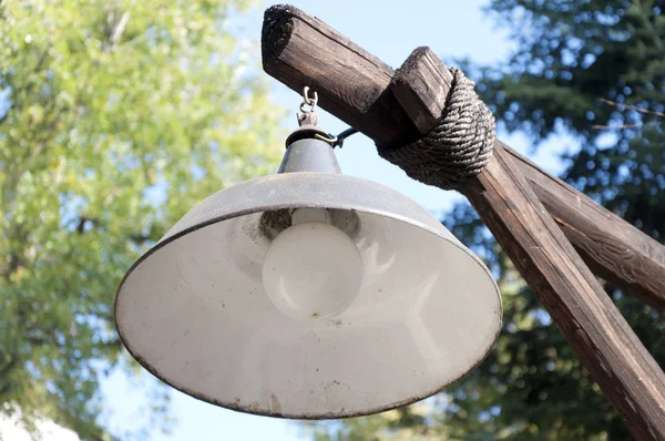 Velho lanterna estilo retro — Fotografia de Stock