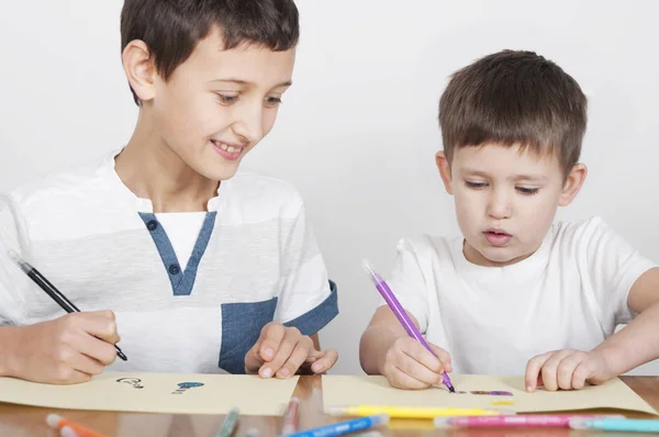 Twee Broers Tekenen Met Viltstiften Thuis — Stockfoto