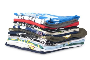 yığın için bir çocuk beyaz bir arka plan üzerinde renkli gömlek