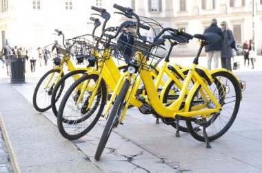 Milan, İtalya, kasaba meydanında Kiralık Bisiklet