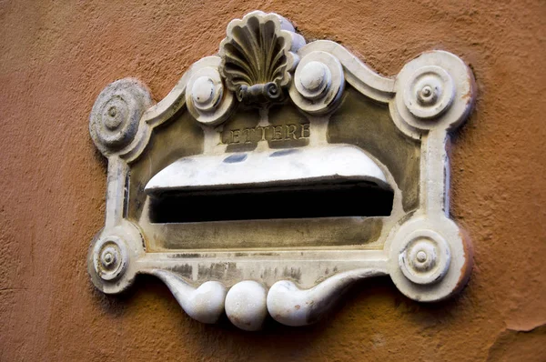 意大利一座房子墙上的老式大理石信箱 — 图库照片