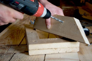 Marangoz tahtaya bir delik açar, iş akışı...