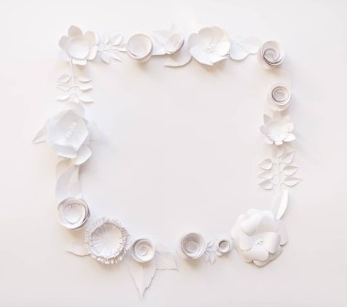 beyaz kağıt çiçekler ile kare çerçeve