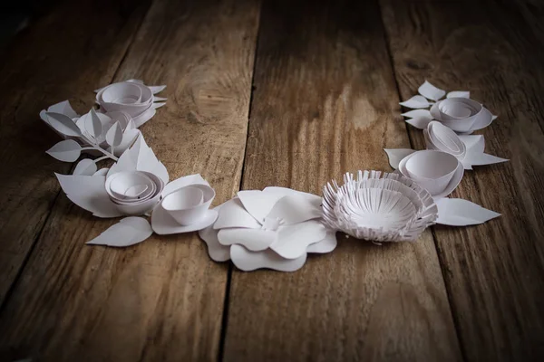 Flores de papel sobre el fondo de madera — Foto de Stock