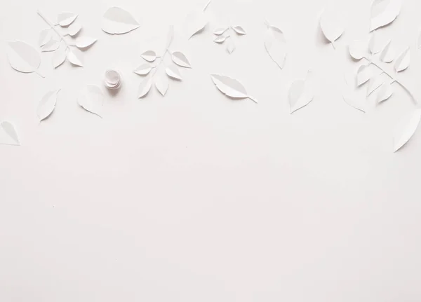 Beyaz arka plan üzerinde kağıt çiçekler — Stok fotoğraf