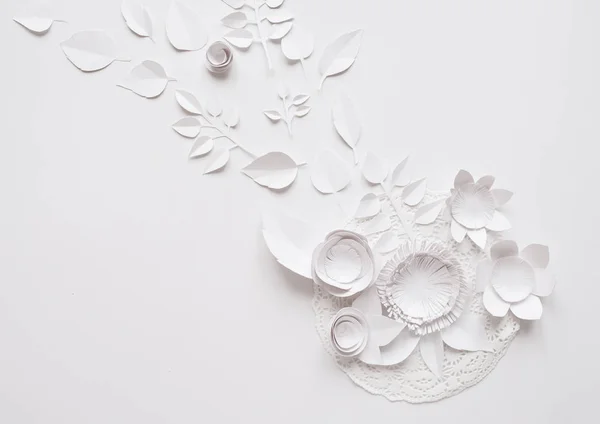 Papierowe kwiaty na białym tle — Zdjęcie stockowe