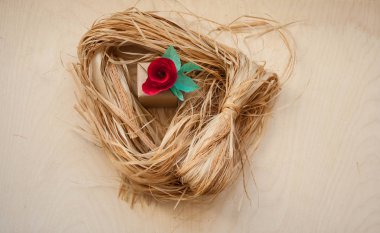 Hediye ve kırmızı kağıt çiçekler