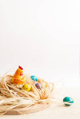 Mutlu paskalyalar. Yuva ve renkli yumurta tavuk