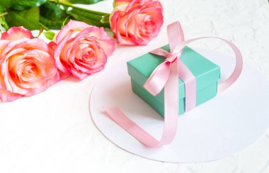 hediye ve beyaz arka plan üzerinde üç gül