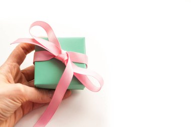 Hediye kutusu beyaz arka plan üzerinde izole holding eller.