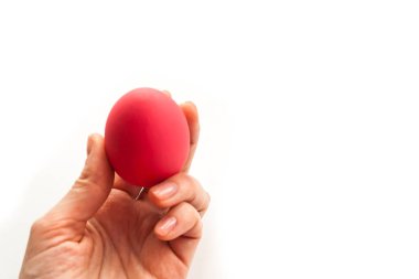 Paskalya, elinde kırmızı yumurta