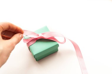 Hediye kutusu beyaz arka plan üzerinde izole holding eller.