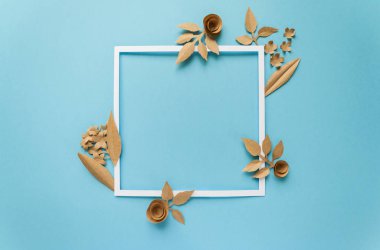 kare çerçeve craft kağıt çiçekler üzerinde mavi arka plan ile. Düz yatıyordu. Doğa kavramı