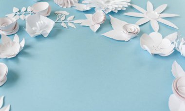 çerçeve mavi zemin üzerine beyaz kağıt çiçeklerle. Kağıttan kesilmiş.