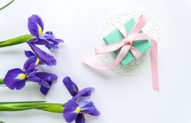 hediye ve beyaz arka plan üzerinde üç süsen