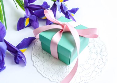 hediye ve beyaz arka plan üzerinde üç süsen