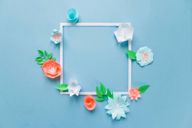 kare çerçeve renk kağıt çiçekler üzerinde mavi arka plan ile. Düz yatıyordu. Doğa kavramı