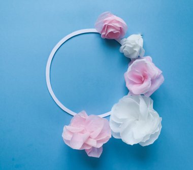 Yuvarlak çerçeve renk kağıt çiçekler üzerinde mavi arka plan ile. Düz yatıyordu. Doğa kavramı