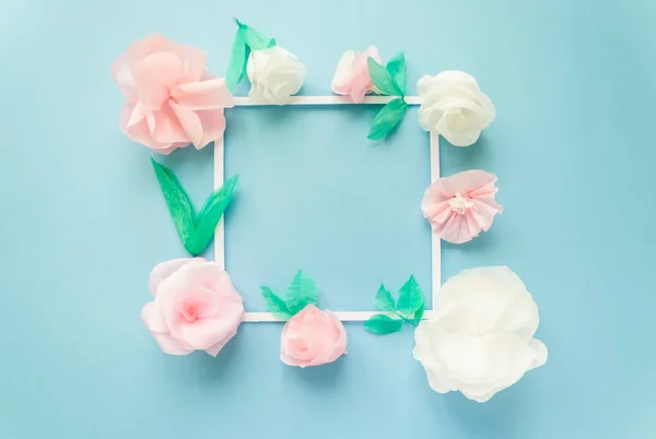 Cornice quadrata con fiori di carta a colori sullo sfondo blu. Piatto. Concetto natura — Foto Stock