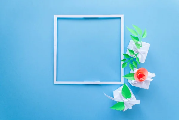 方形框架与花纸在蓝色背景上的白色礼物 — 图库照片