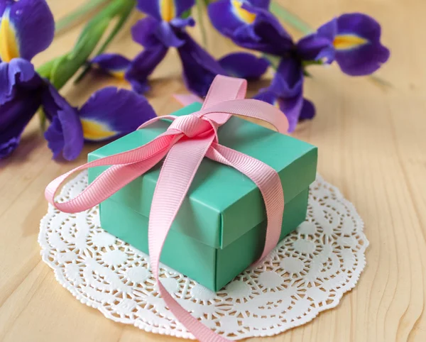 hediye beyaz peçete ve ahşap zemin üzerinde üç süsen