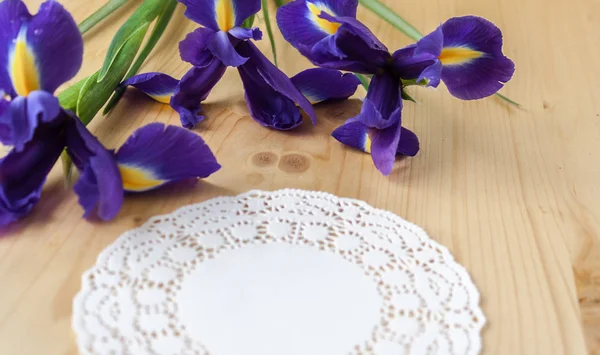 Serbet putih dan tiga iris pada latar belakang kayu — Stok Foto