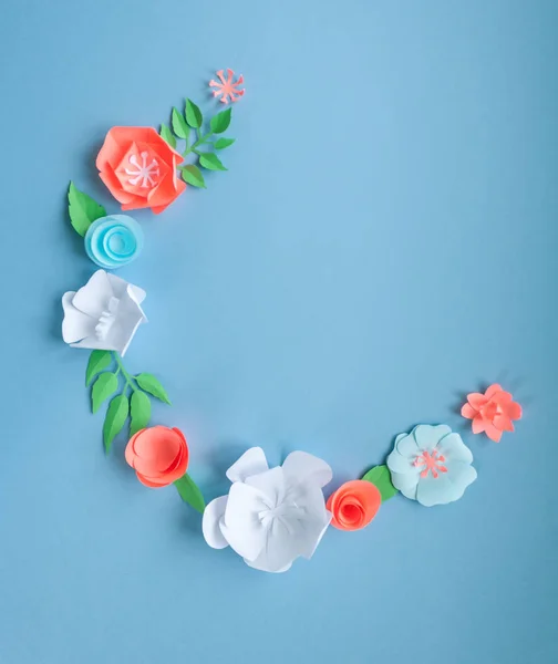 Cornice semicerchio con fiori di carta a colori sullo sfondo blu. Piatto. Concetto natura — Foto Stock
