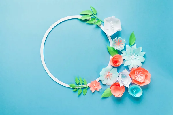 Cornice rotonda con fiori di carta a colori sullo sfondo blu. Piatto. Concetto natura — Foto Stock