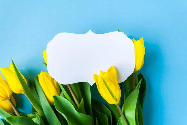 Cornice vintage e tulipani gialli su sfondo blu — Foto Stock