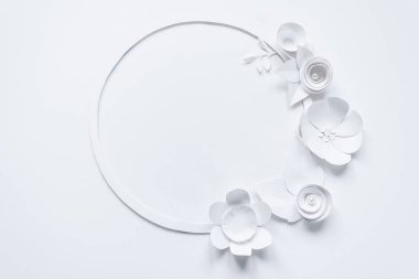 Yuvarlak kare beyaz arka plan üzerinde beyaz kağıt çiçeklerle. Kağıttan kesilmiş.