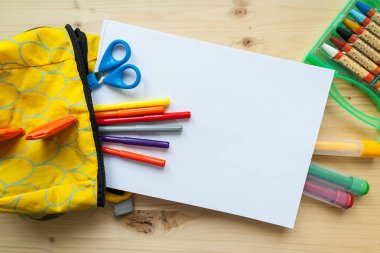 çocukların yaratıcılık. çerçeve ile Kırtasiye düz ahşap zemin üzerinde yatıyordu