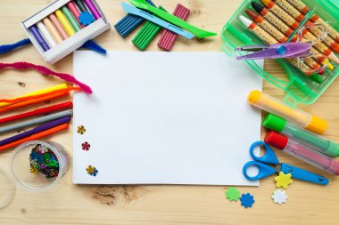 çocukların yaratıcılık. çerçeve ile Kırtasiye düz ahşap zemin üzerinde yatıyordu