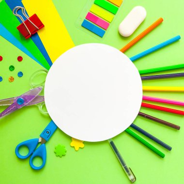 ileti örneği düz yuvarlak çerçeve yeşil arka plan üzerinde yatıyordu