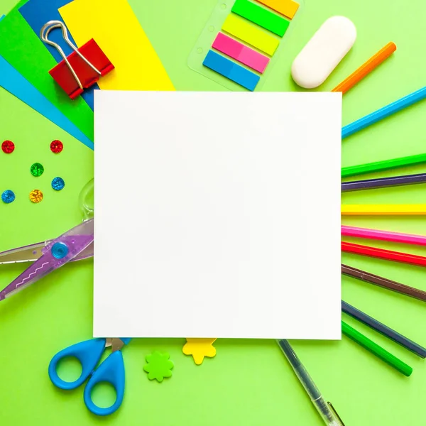 Marco cuadrado con papelería plana sobre fondo verde —  Fotos de Stock