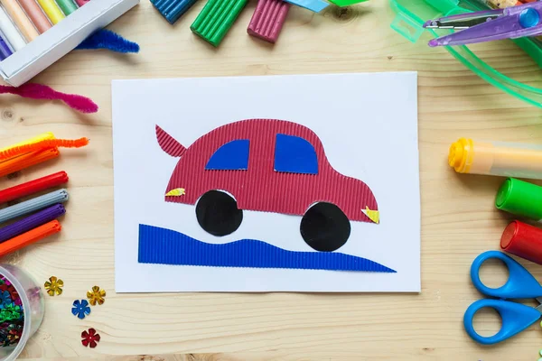 Çocuk hediye, kartpostal, renkli kağıt makinesi. Çocukların yaratıcılık, dikiş, el sanatları çocuklar için proje.