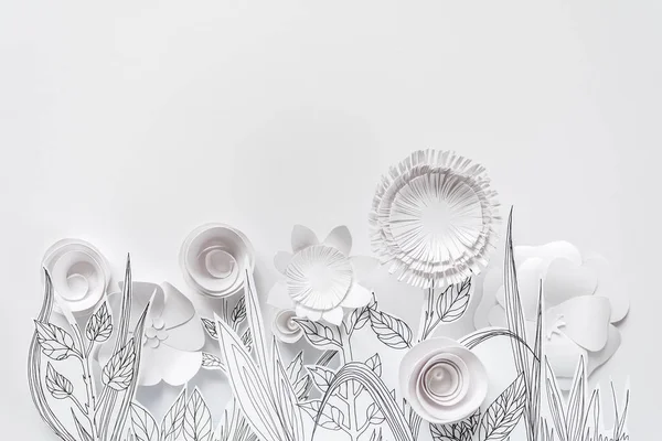 3D papieru kwiaty z malowanych liści i łodyg na białym tle — Zdjęcie stockowe