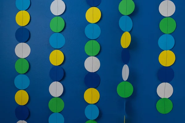 Papír girland, több színű kör, kék háttérrel — Stock Fotó