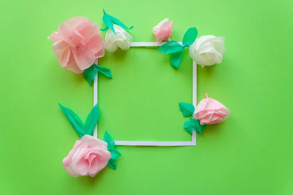 Cornice quadrata con fiori di carta a colori sullo sfondo verde. Piatto. Concetto natura — Foto Stock