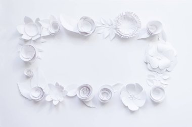 Beyaz arka plan üzerinde beyaz kağıt çiçeklerle dikdörtgen çerçeve.