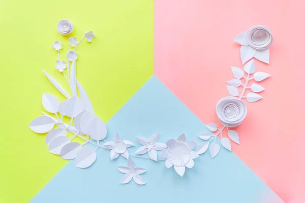 Flor de papel blanco sobre fondo de color — Foto de Stock