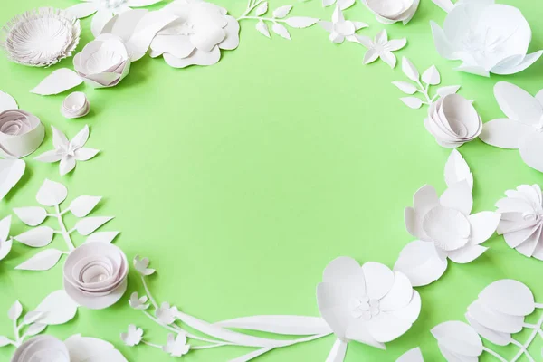 녹색 바탕에 흰 종이 꽃을 가진 라운드 프레임. 종이에서 잘라. — 스톡 사진