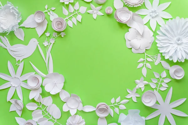 녹색 바탕에 흰 종이 꽃을 가진 라운드 프레임. 종이에서 잘라. — 스톡 사진