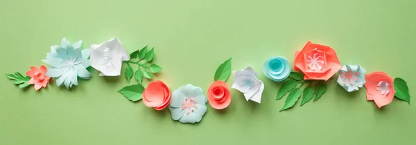 녹색 배경에 색 종이 꽃 프레임. 플랫이 하다. 자연 컨셉 — 스톡 사진