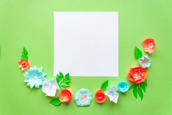 Vierkante frame met kleur papier bloemen op de groene achtergrond. Flat lag. Natuur concept — Stockfoto