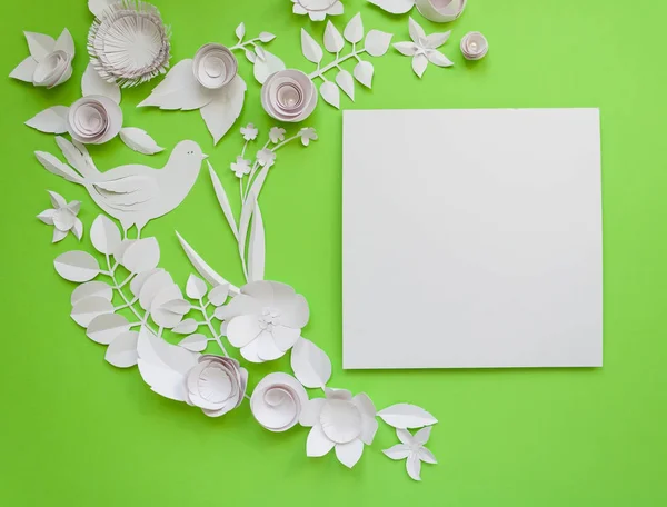框架与绿色背景上的白色纸花。由纸剪成. — 图库照片