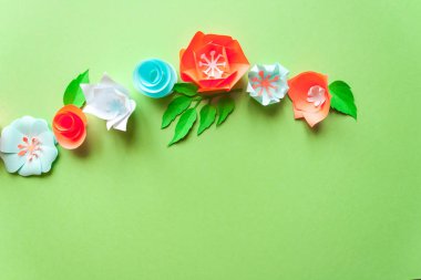 yeşil arka plan üzerinde renkli kağıt çiçekli çerçeve. Düz yatıyordu. Doğa kavramı