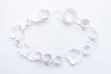Beyaz arka plan üzerinde beyaz kağıt çiçeklerle oval çerçeve.