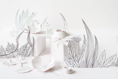 beyaz kağıt çiçekler, beyaz hediyeler ve kaynaklanıyor ve boyalı yaprakları ile 3D kağıt çiçekler
