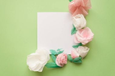 kare kare yeşil arka plan üzerinde renkli kağıt çiçeklerle. Düz yatıyordu. Doğa kavramı