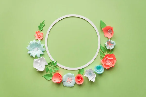 Cornice rotonda con fiori di carta a colori su sfondo verde. Tagliare dalla carta . — Foto Stock